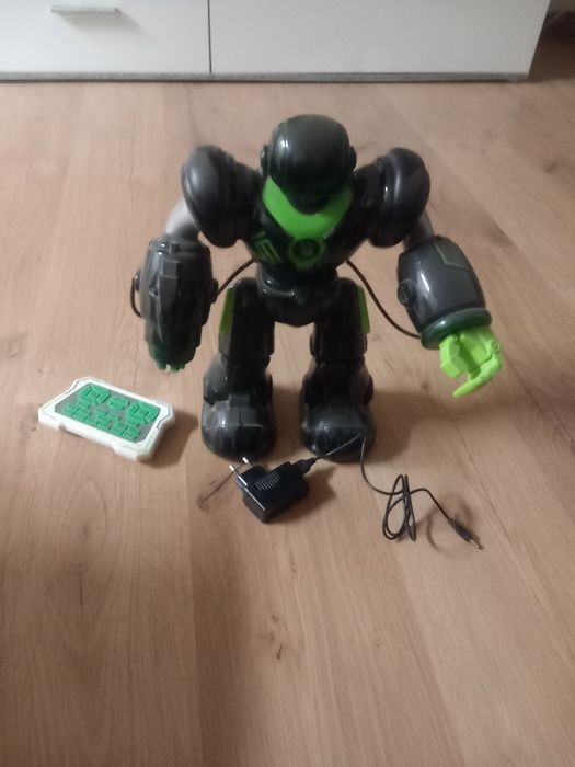 Robo de brinquedo com comando e carregador