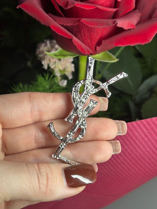 Broszka kolor srebrny YSL