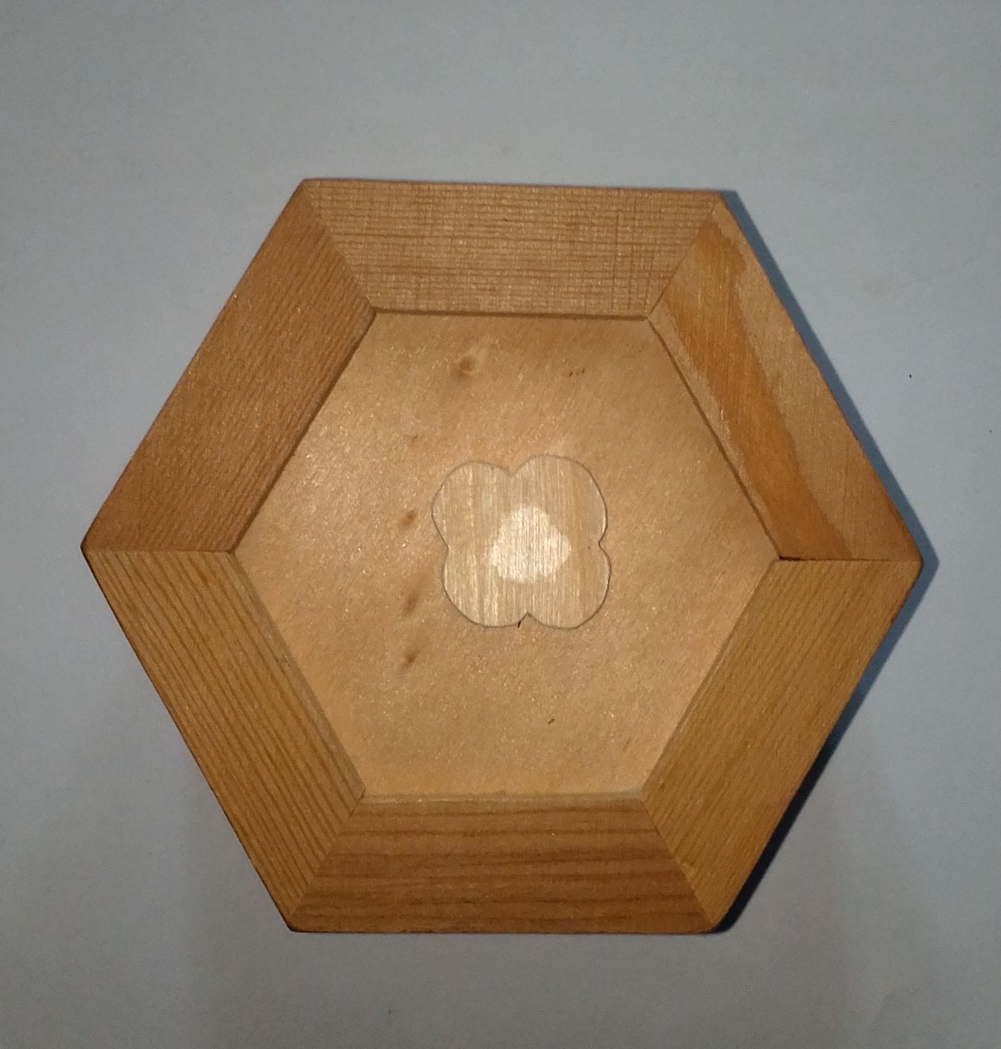 Шкатулка шестиугольная с бортиком