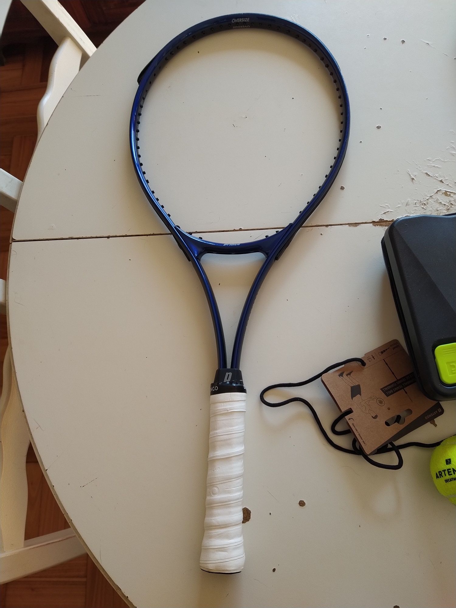 2 raquetes de tenis e tennis trainer
