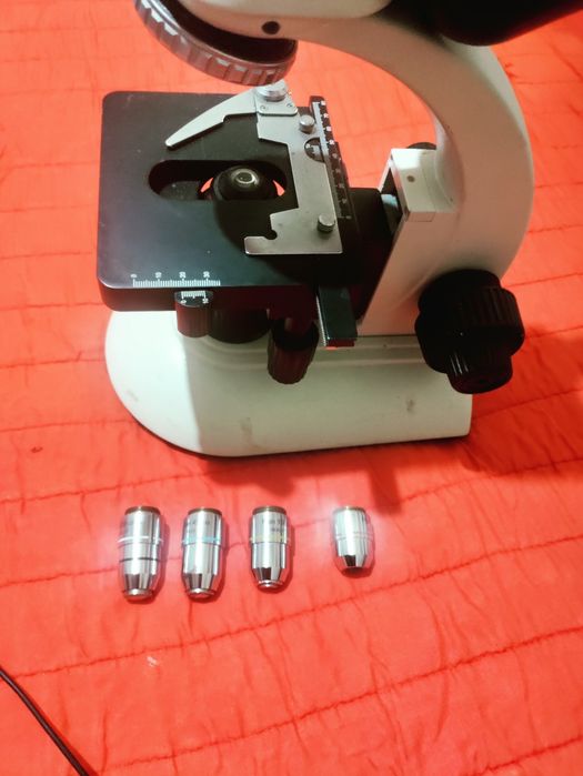 Microscópio profissional