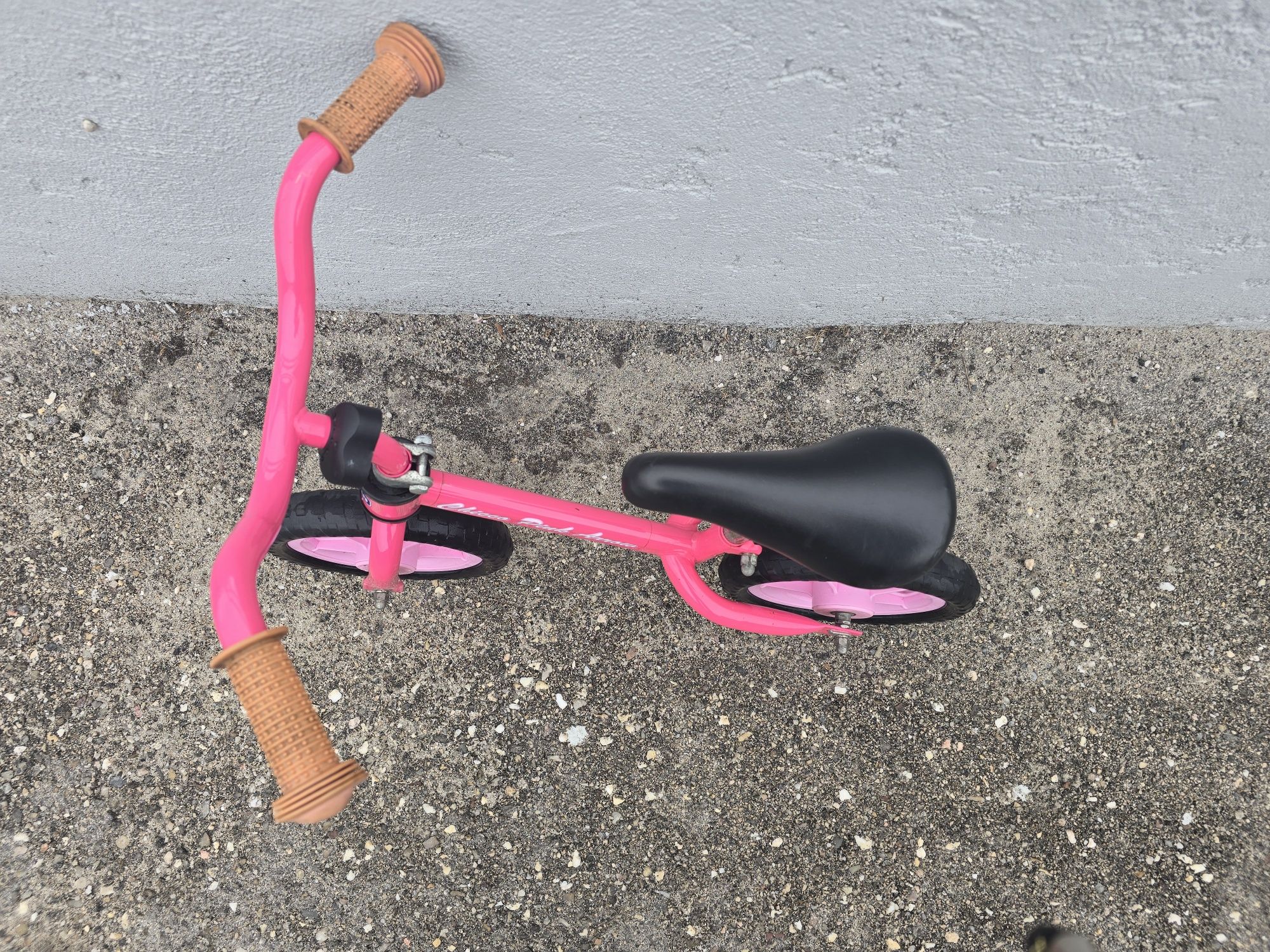 Bicicleta sem pedais cor de rosa marca Chicco
Idade 2-4 anos
