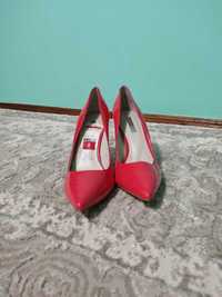 Туфлі лакові червоні на шпильці