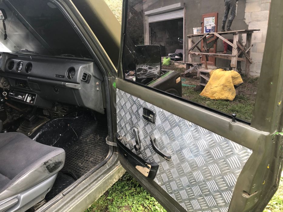 Автомобіль Сузукі Самурай