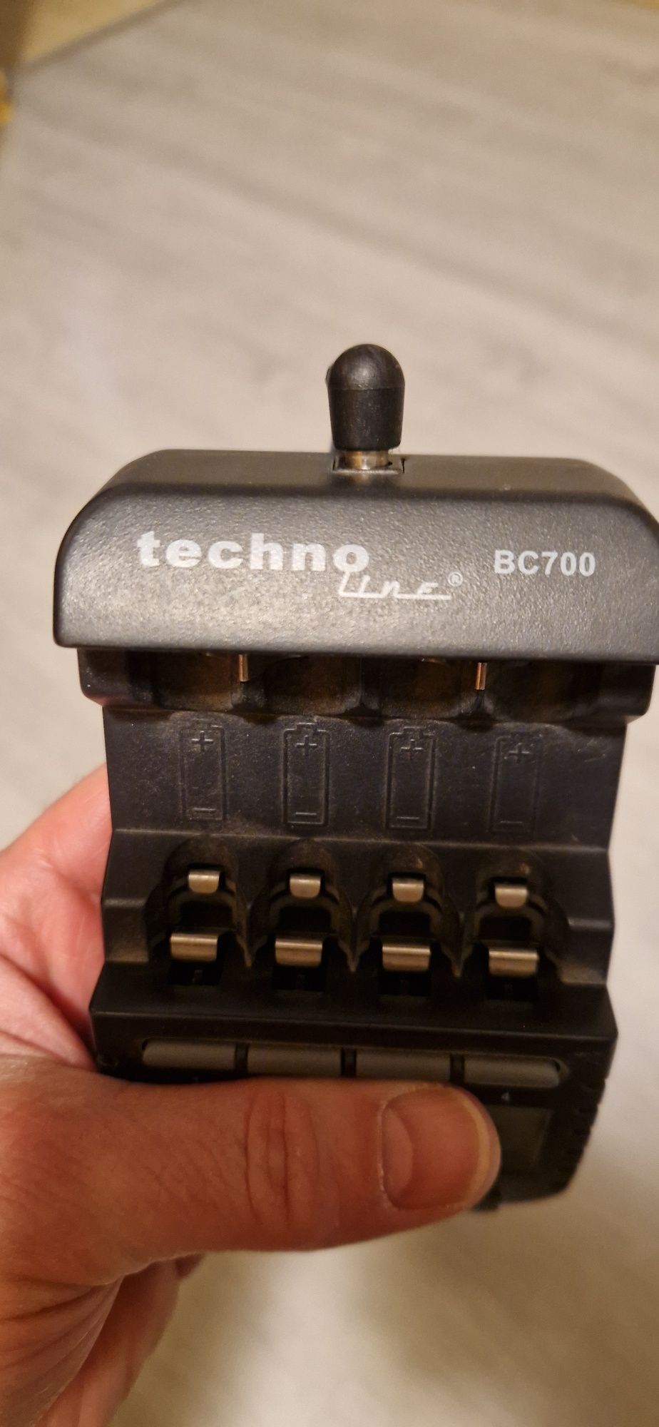 TECHNOLINE BC-700 Ładowarka  Mikroprocesorowa