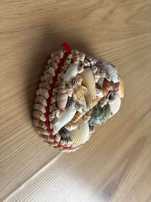 Pudełko z prawdziwymi muszelkami  w kształcie serca, szerokość 14 cm