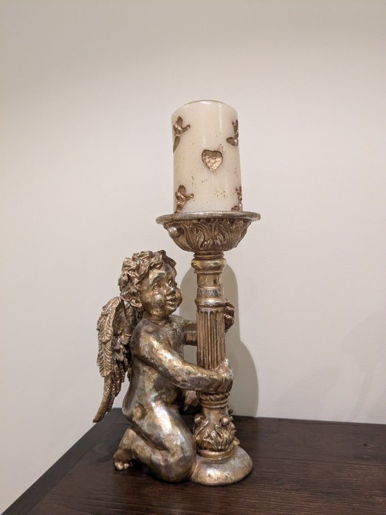 Castiçal com vela