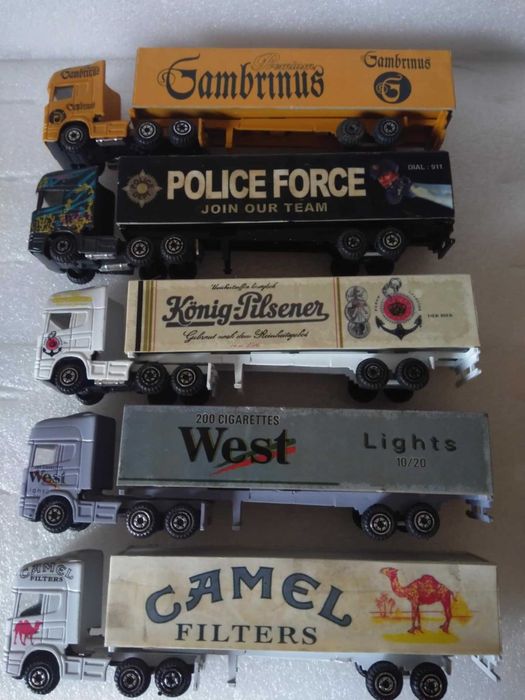Lote de Camiões Com Publicidade.