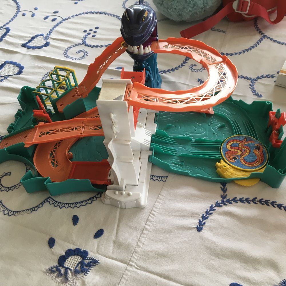 Pista hotwheels Baia do tubarão fecha em mala para melhor transporte