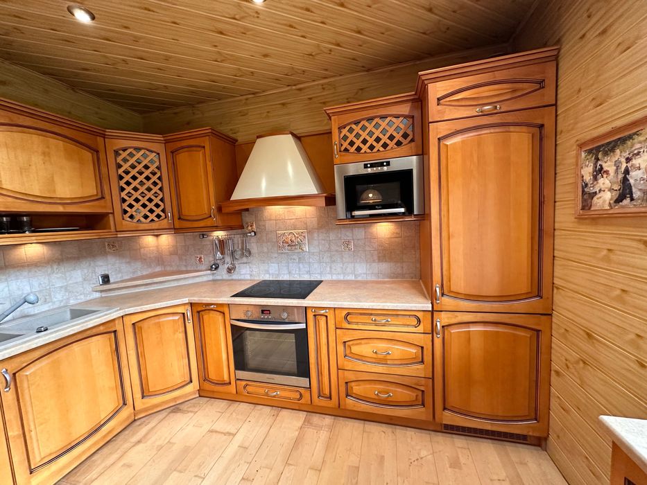 Kuchnia rustykalna z drewnianymi frontami