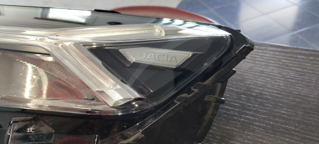Dacia Sandero óptica lado direito