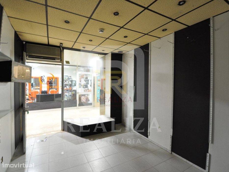 Loja na Rua dos Pescadores - Costa da Caparica