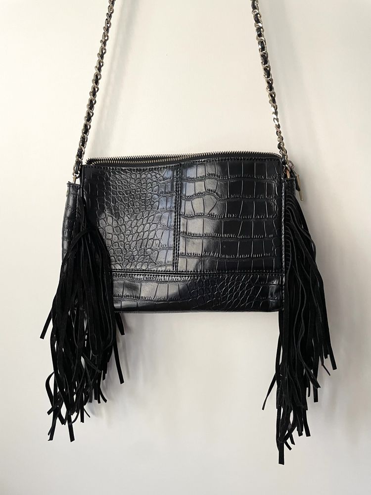 Czarna torebka Zara z fredzlam