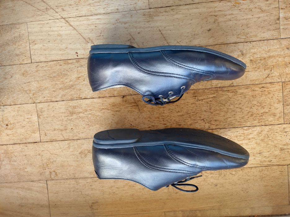 Sapatos de menina em couro