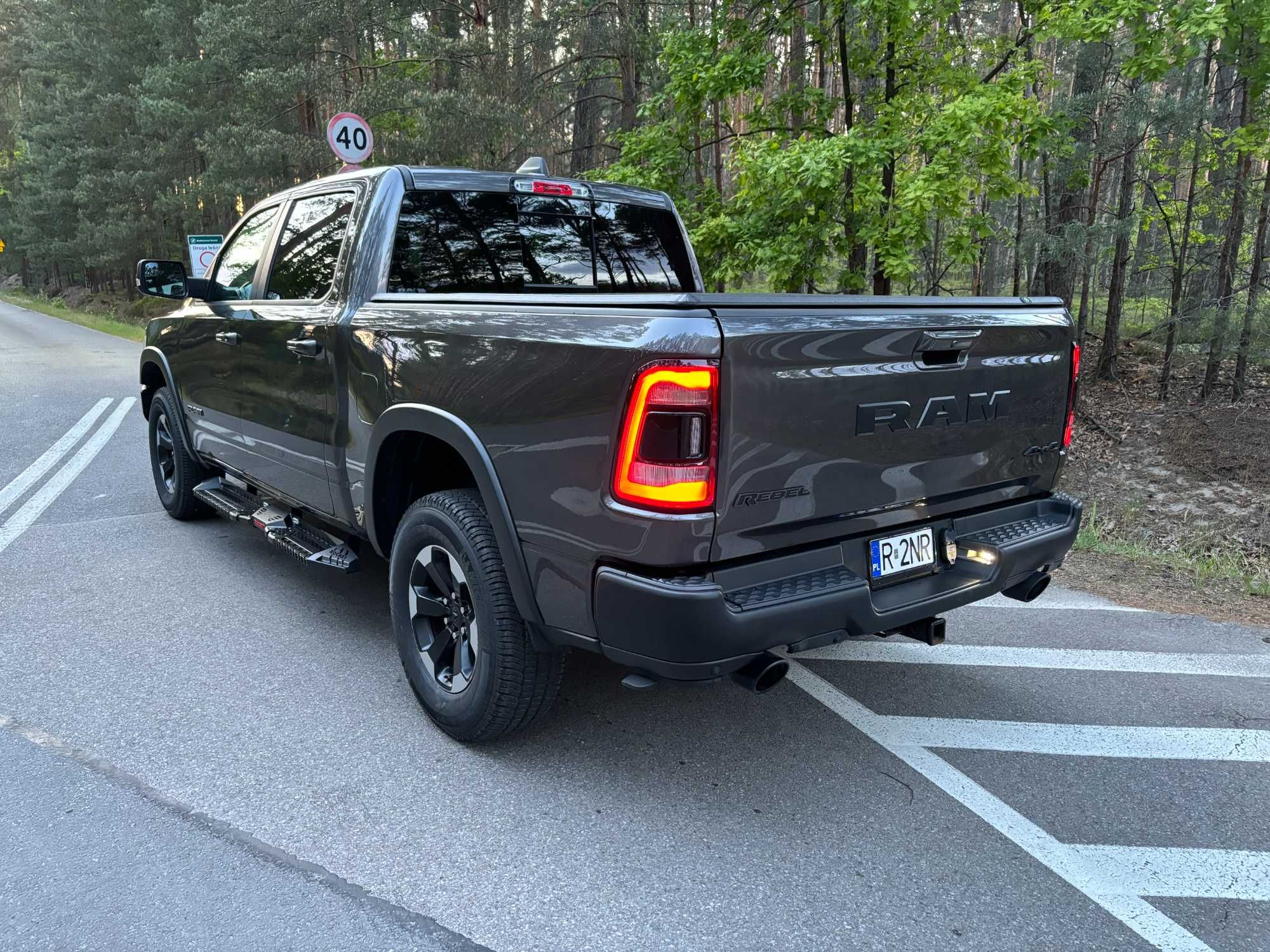 Ram 1500 Rebel 5.7 Hemi eTorque 401 KM 2020r 87 tyskm 4x4 Pneumatyka