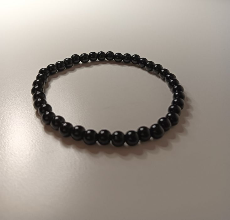 Pulseira de pérolas pretas