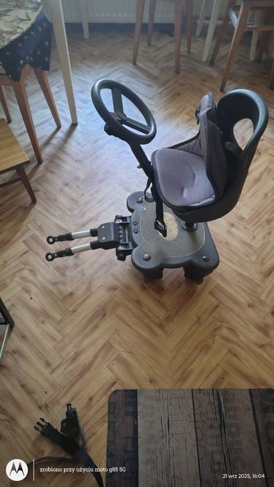 Dostawka do wózka dla dziecka.