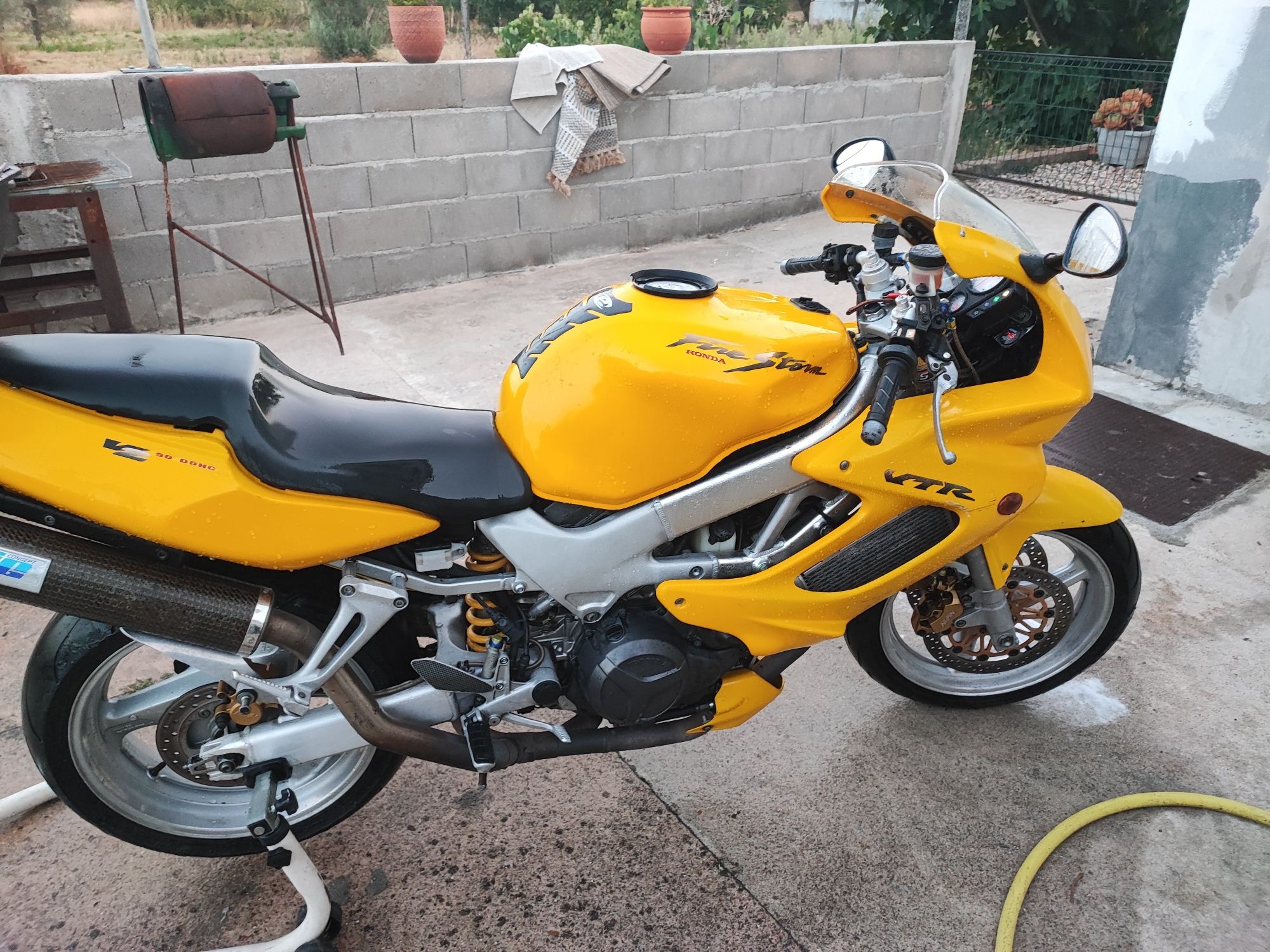 Honda vtr 1000 firestorm