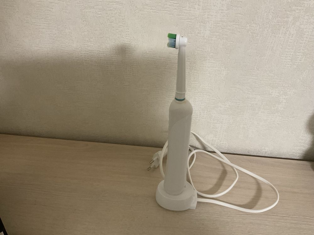 Электрическая зубная щетка BRAUN Oral - B