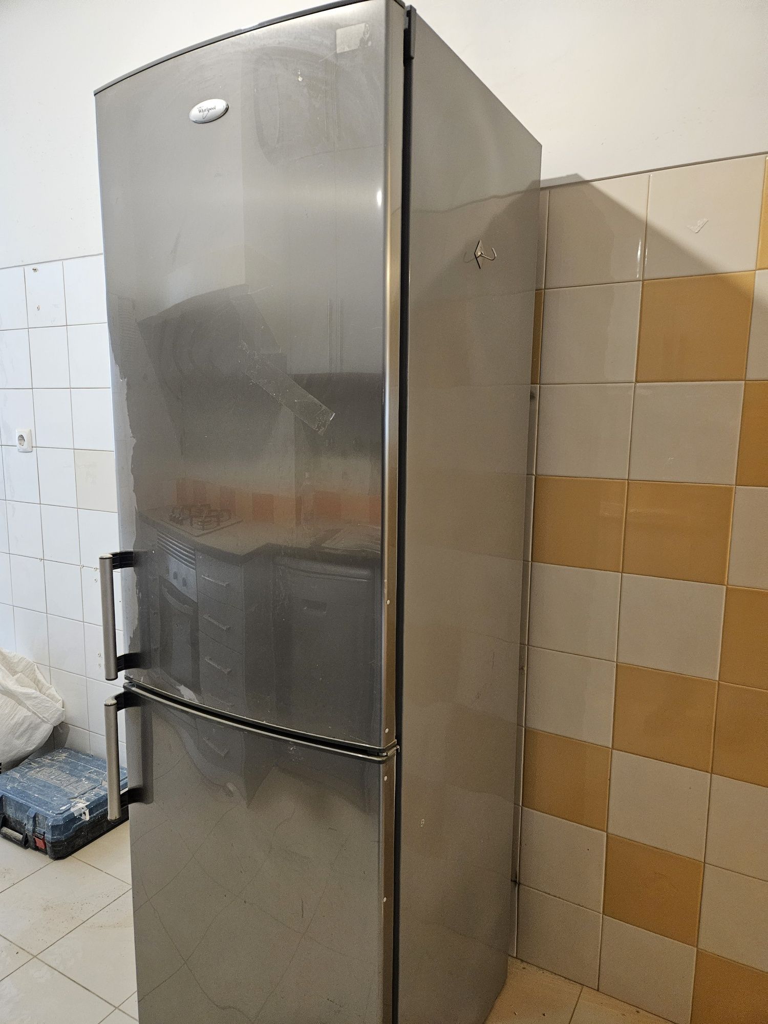 Frigorífico cinza combinado wirlpool
