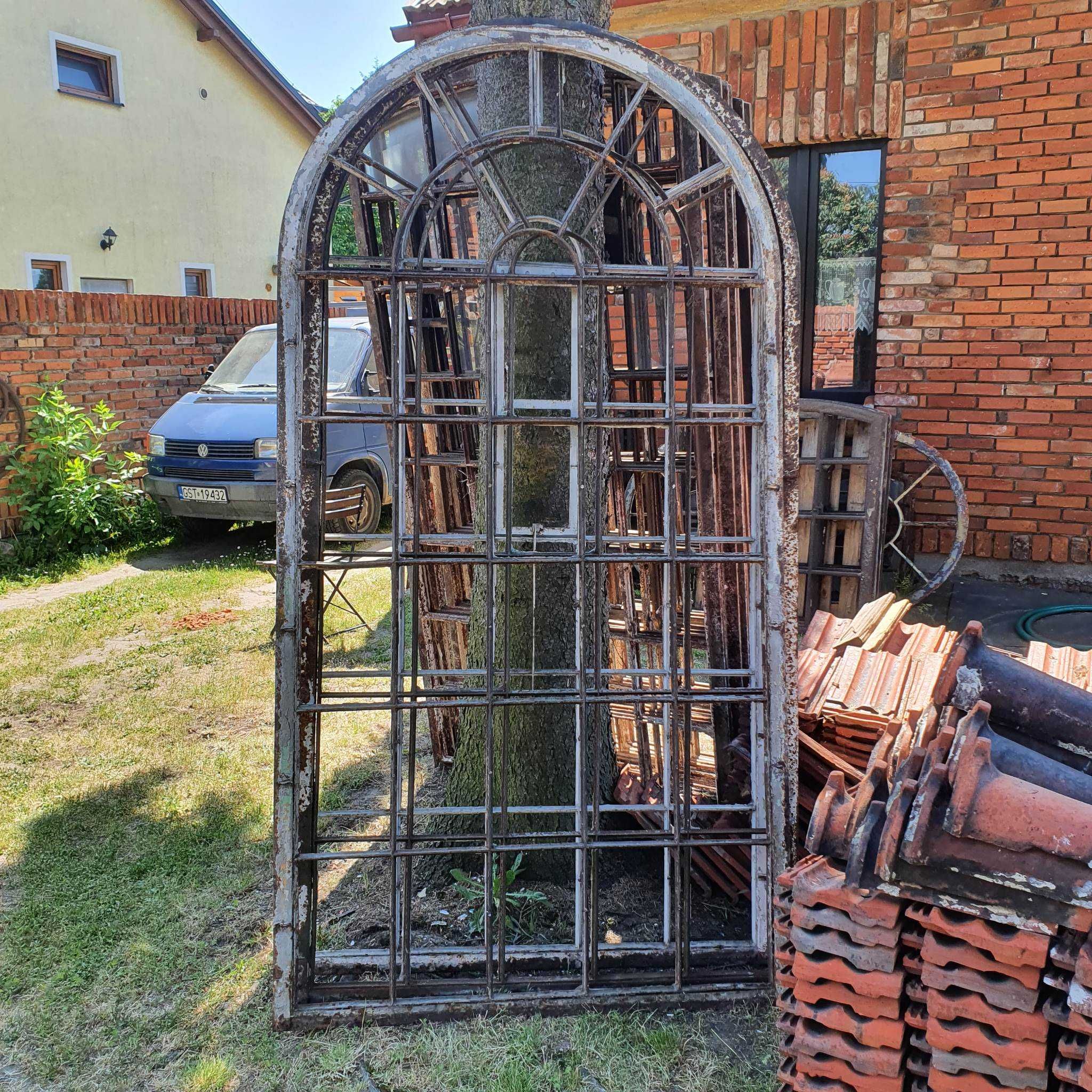 Stare potężne rustykalne  okno żeliwne łukowe
