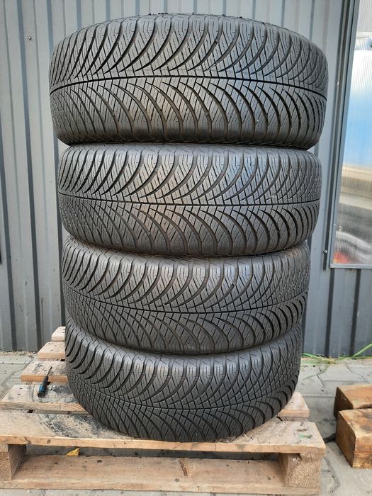 Opony 215/60/17 Goodyear Vector4Season[S]