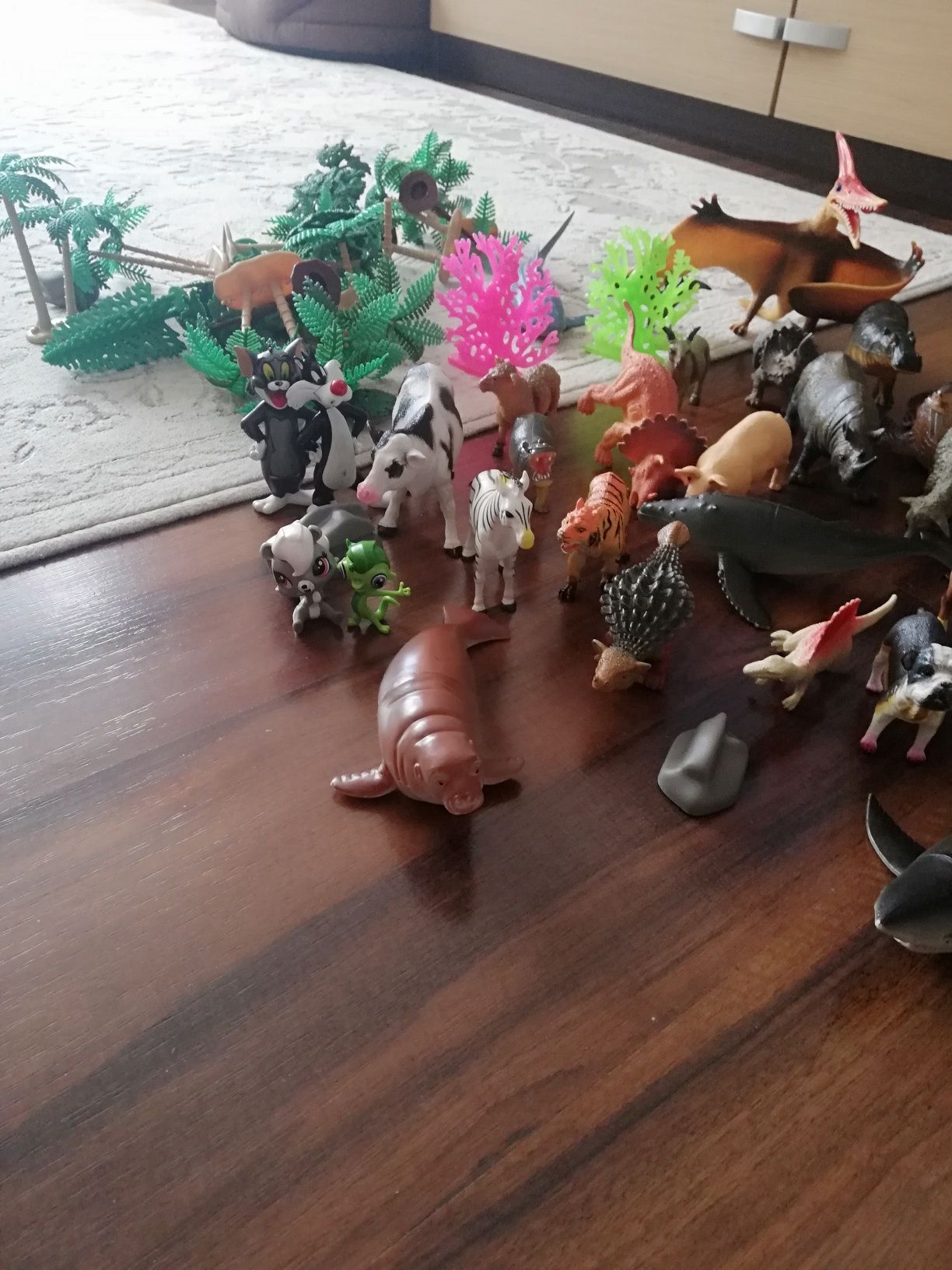 Zestaw zwierząt domowych oraz dinozaurów