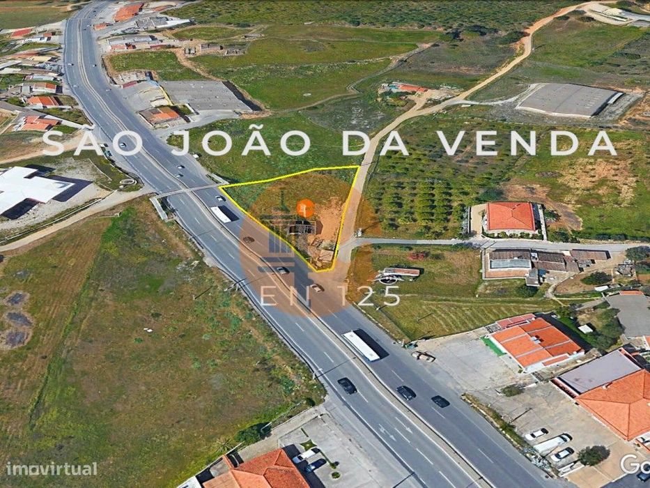 Terreno com uma ruina e viabilidade de construção de uma moradia co...