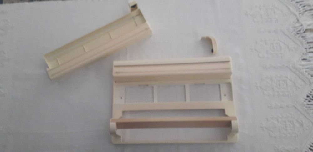 Dispensador de película aderente, papel de alumínio e de cozinha.