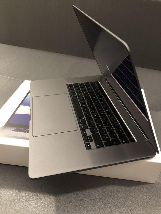 Macbook Pro i7 16GB / 512GB SSD