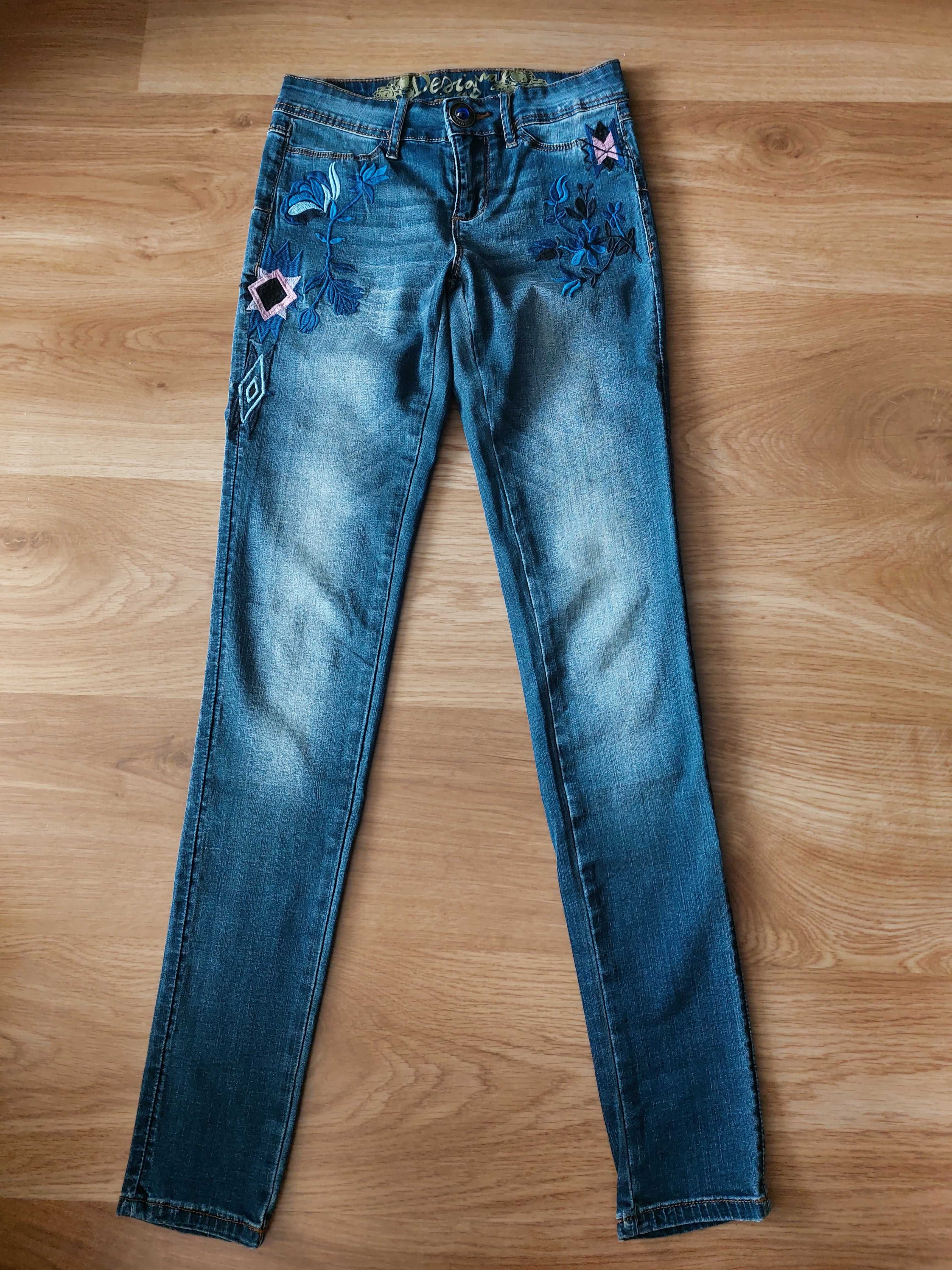 Jeansy Desigual z haftami 24 (XS)