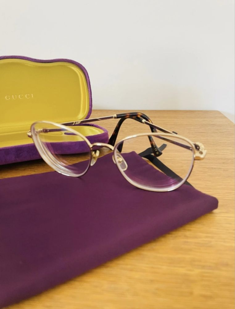 Armações metálicas douradas gucci