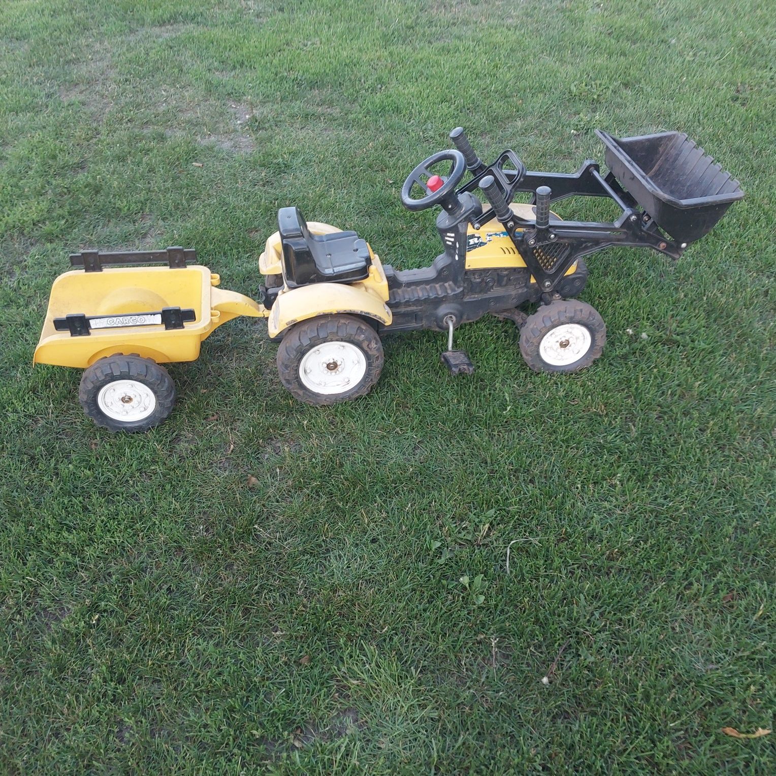 Sprzedam traktor na pedały z przyczepką