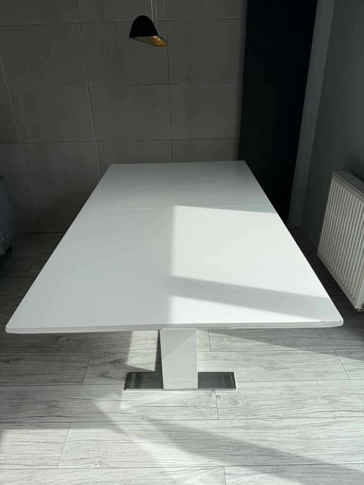 Sprzedam stół biały lakierowany