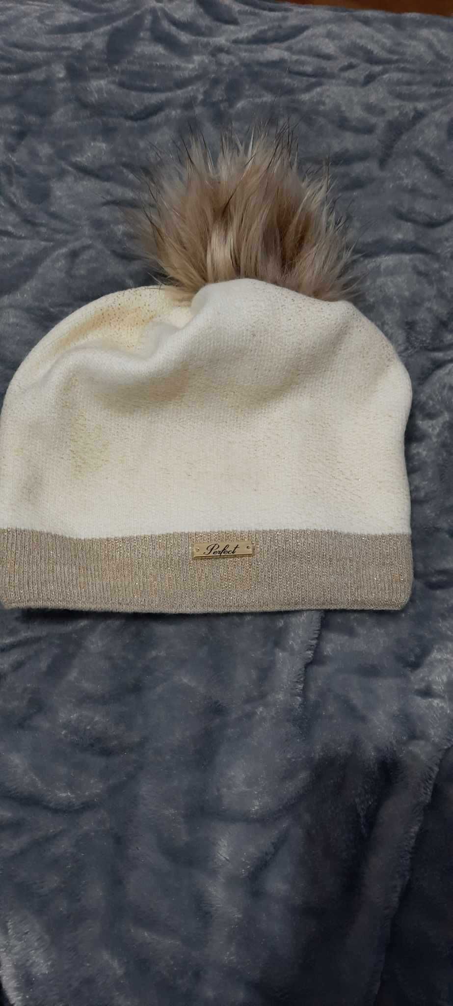 Kremowa nowa czapka z pomponem ze złotą nitką