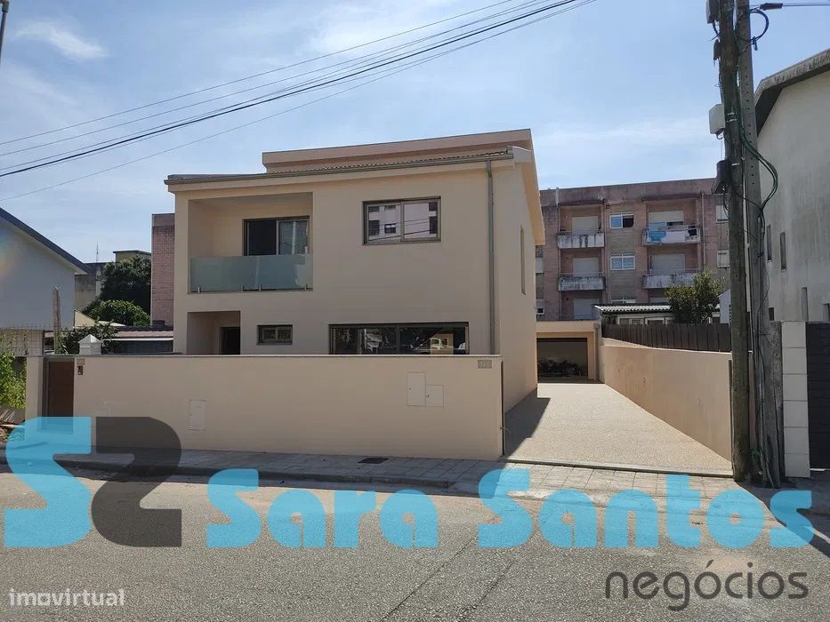 Moradia Nova T3 C/3 Frentes- Valongo