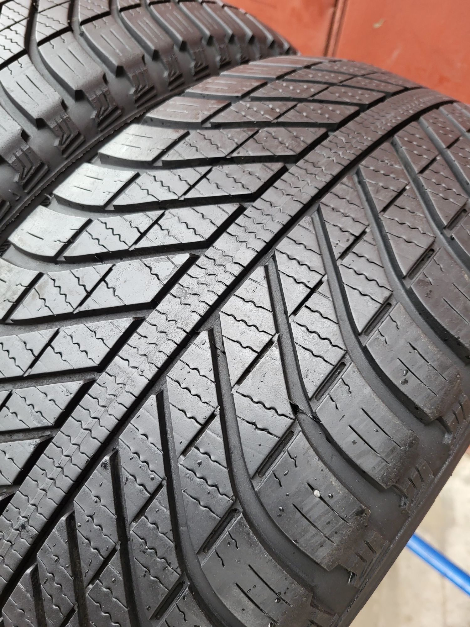 235/55/17 R17 GoodYear Vector4Seasons SUV.4x4 4шт ціна за 1шт шини