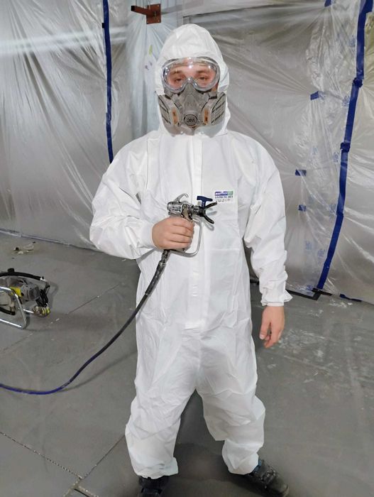 Szpachlowanie natryskowe, malowanie, układanie paneli podłogowych.