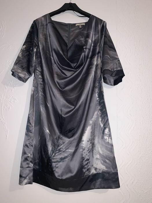 Sukienka satynowa, dekolt woda