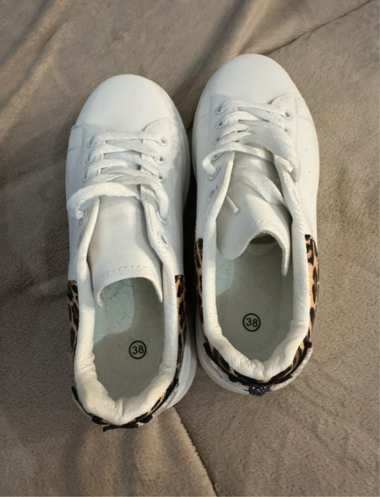 biale buty na wysokiej podeszwie butik