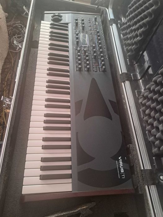 Access Virus TI syntezator