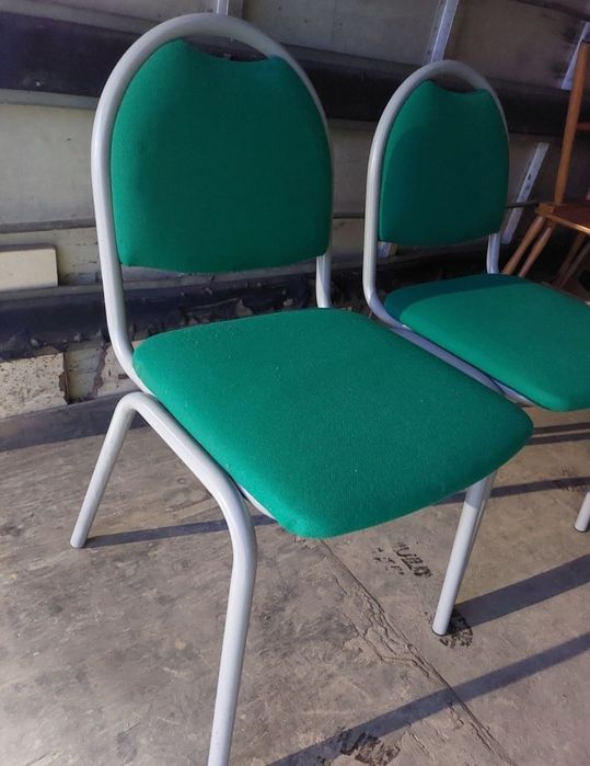Krzesła solidne zielone