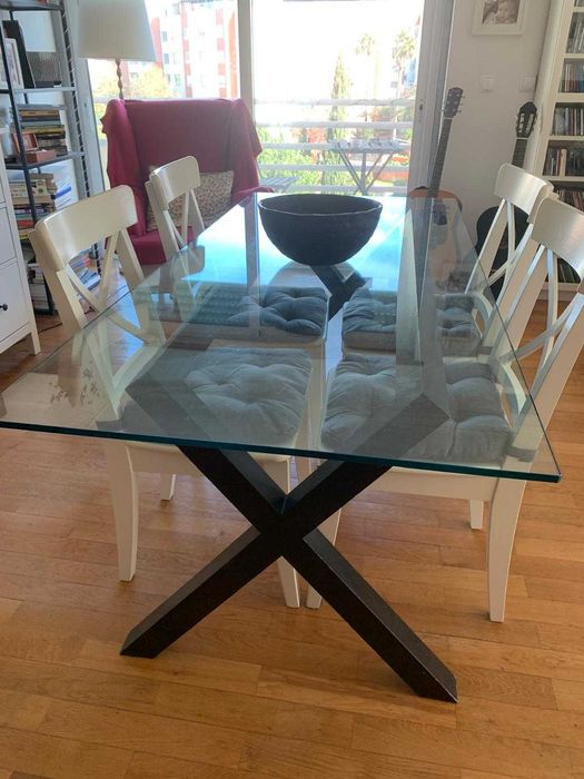 Mesa de sala com tampo de vidro