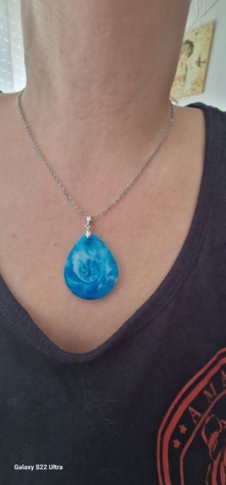 Colares em resina personalizados