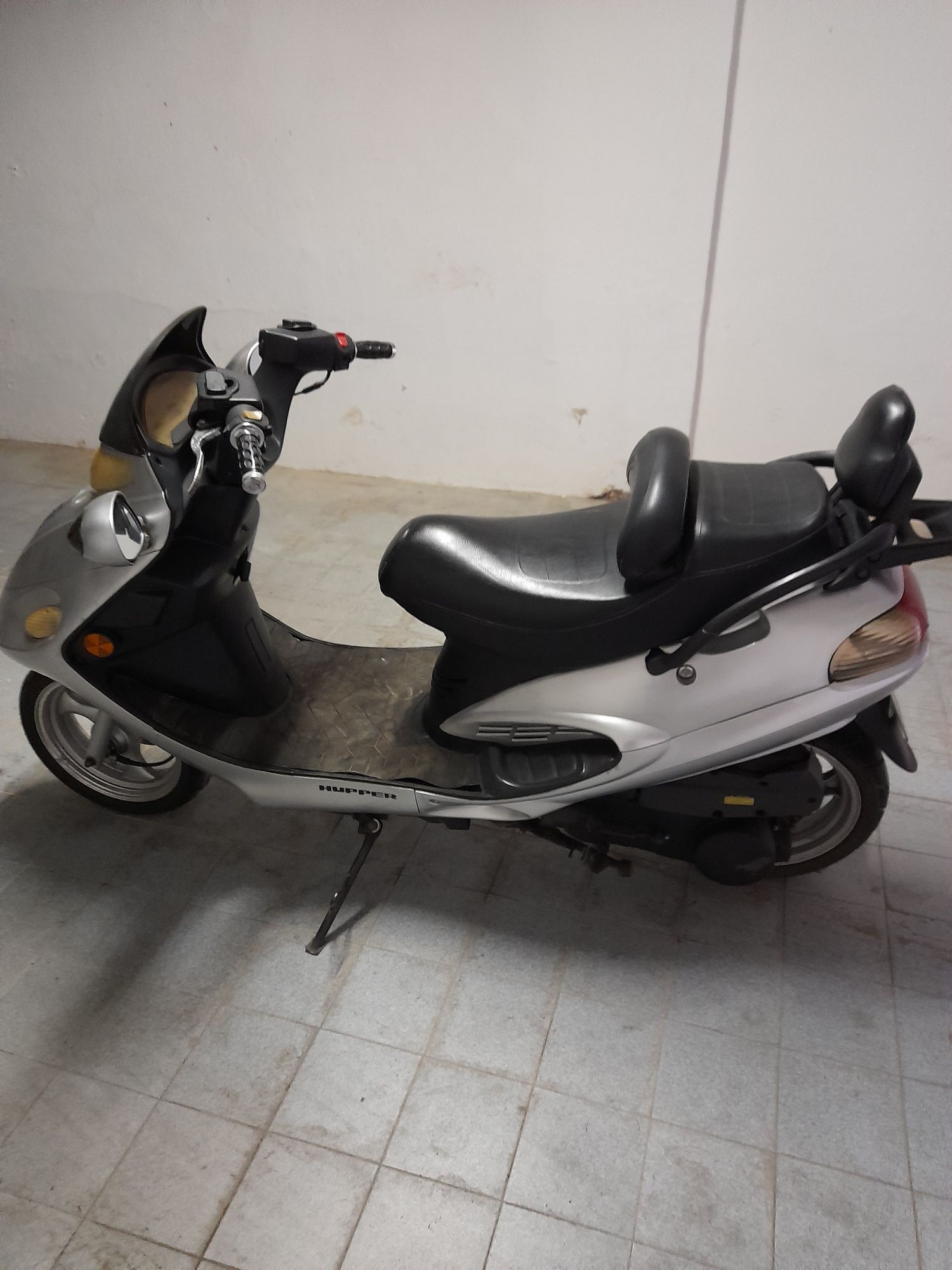 Moto 125 de garagem