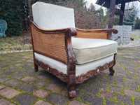 Stylowy stary fotel z rafią bogato zdobiony
