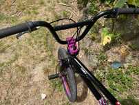 Bicicleta BMX com travões, muito bom estado e com pouco uso.