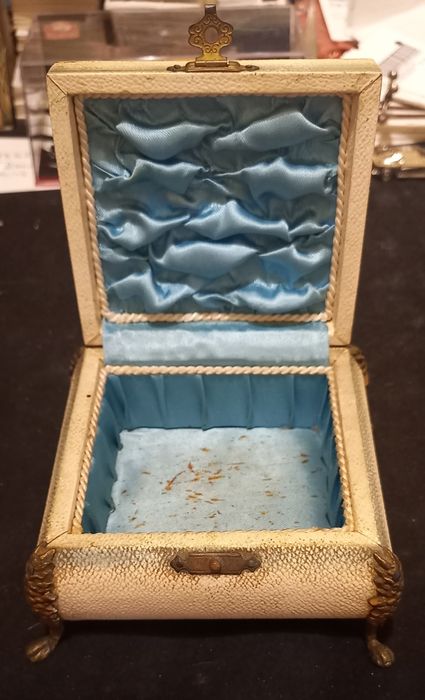 Guarda jóias, em excelente estado.