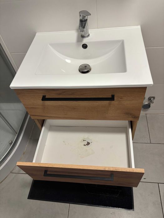 Szafka łazienkowa, wisząca  z umywalką i baterią
