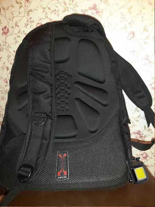 Дуже гарний рюкзак з USB та ортопед.спинкою + ліхтарик + дощовик